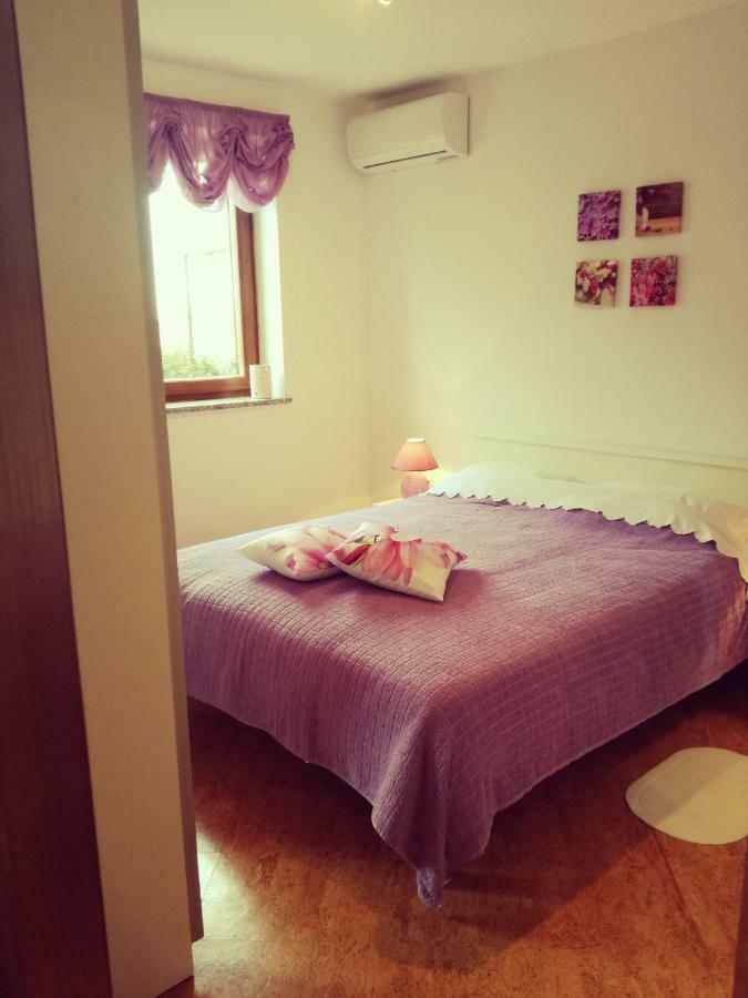 Room Kris With Private Entrance & Private Bathroom Vilanija Εξωτερικό φωτογραφία