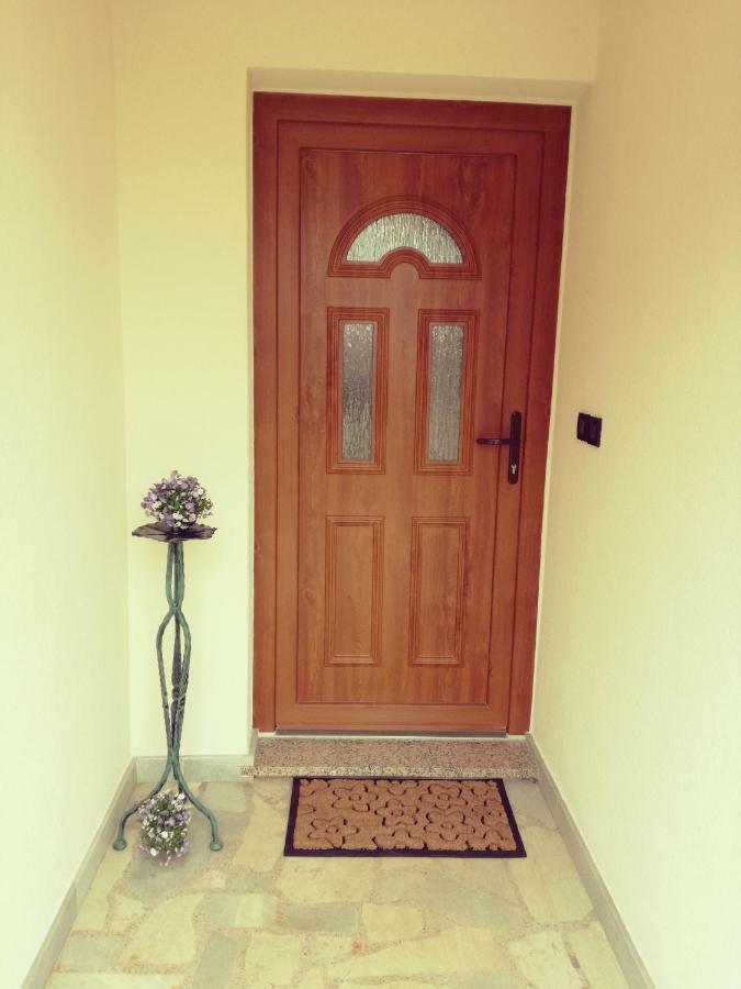 Room Kris With Private Entrance & Private Bathroom Vilanija Εξωτερικό φωτογραφία