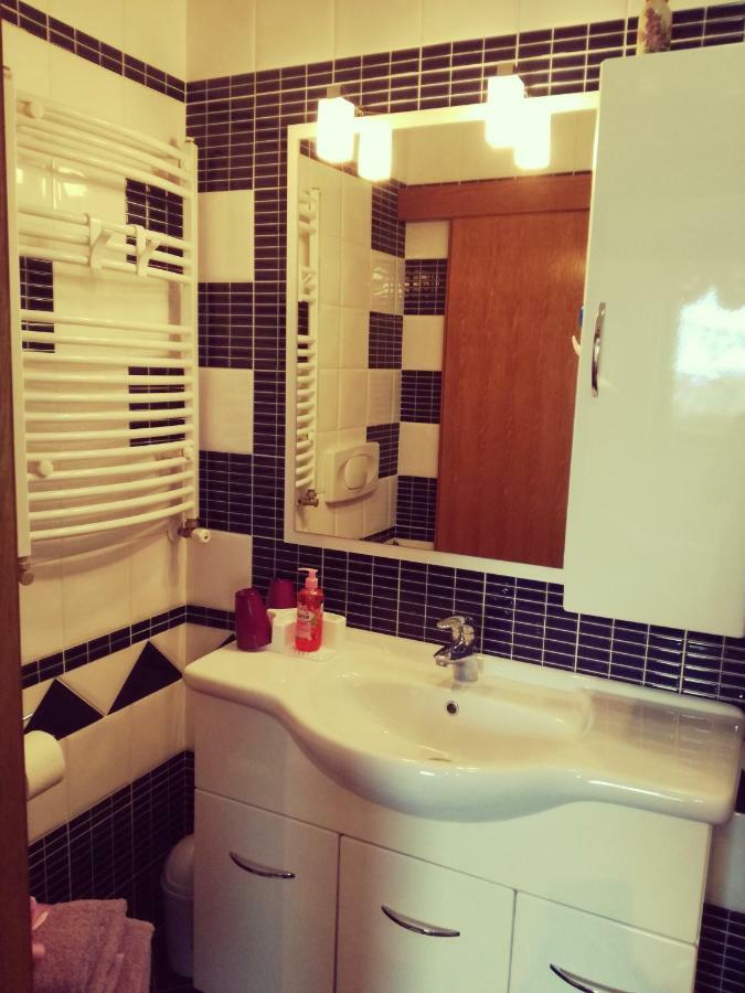 Room Kris With Private Entrance & Private Bathroom Vilanija Εξωτερικό φωτογραφία