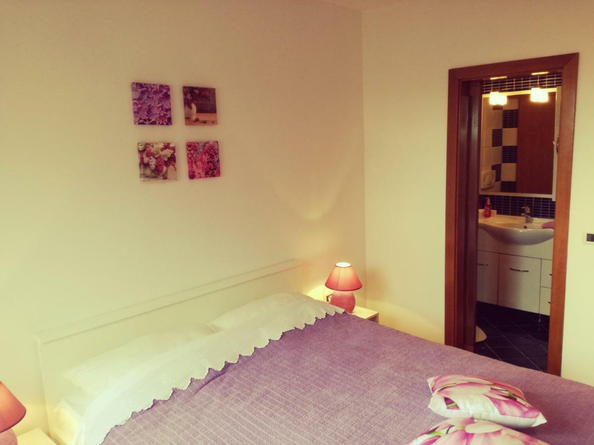 Room Kris With Private Entrance & Private Bathroom Vilanija Εξωτερικό φωτογραφία