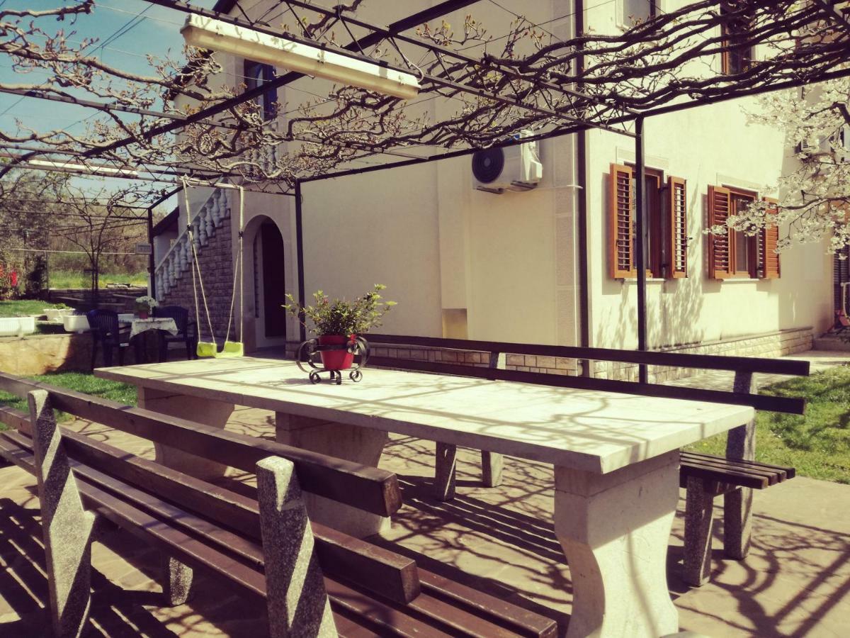 Room Kris With Private Entrance & Private Bathroom Vilanija Εξωτερικό φωτογραφία
