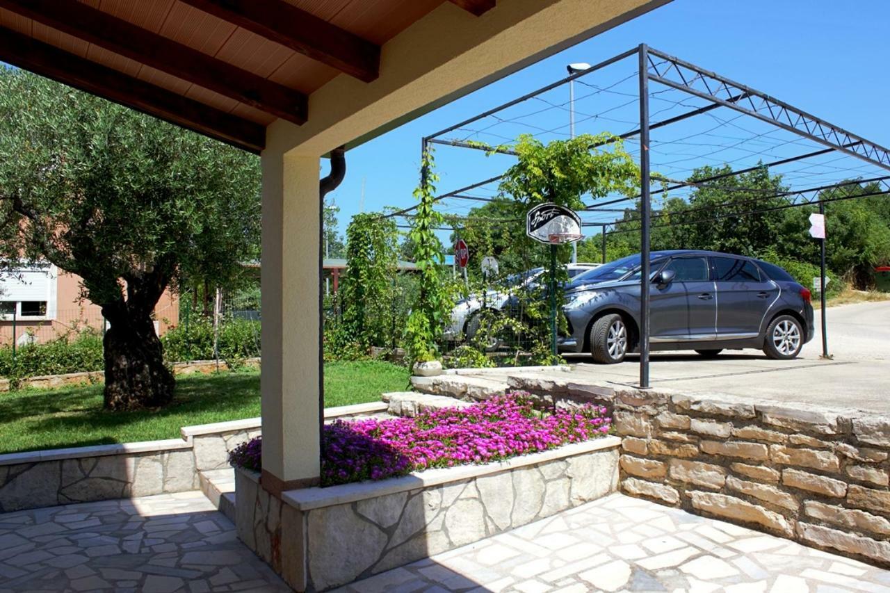 Room Kris With Private Entrance & Private Bathroom Vilanija Εξωτερικό φωτογραφία